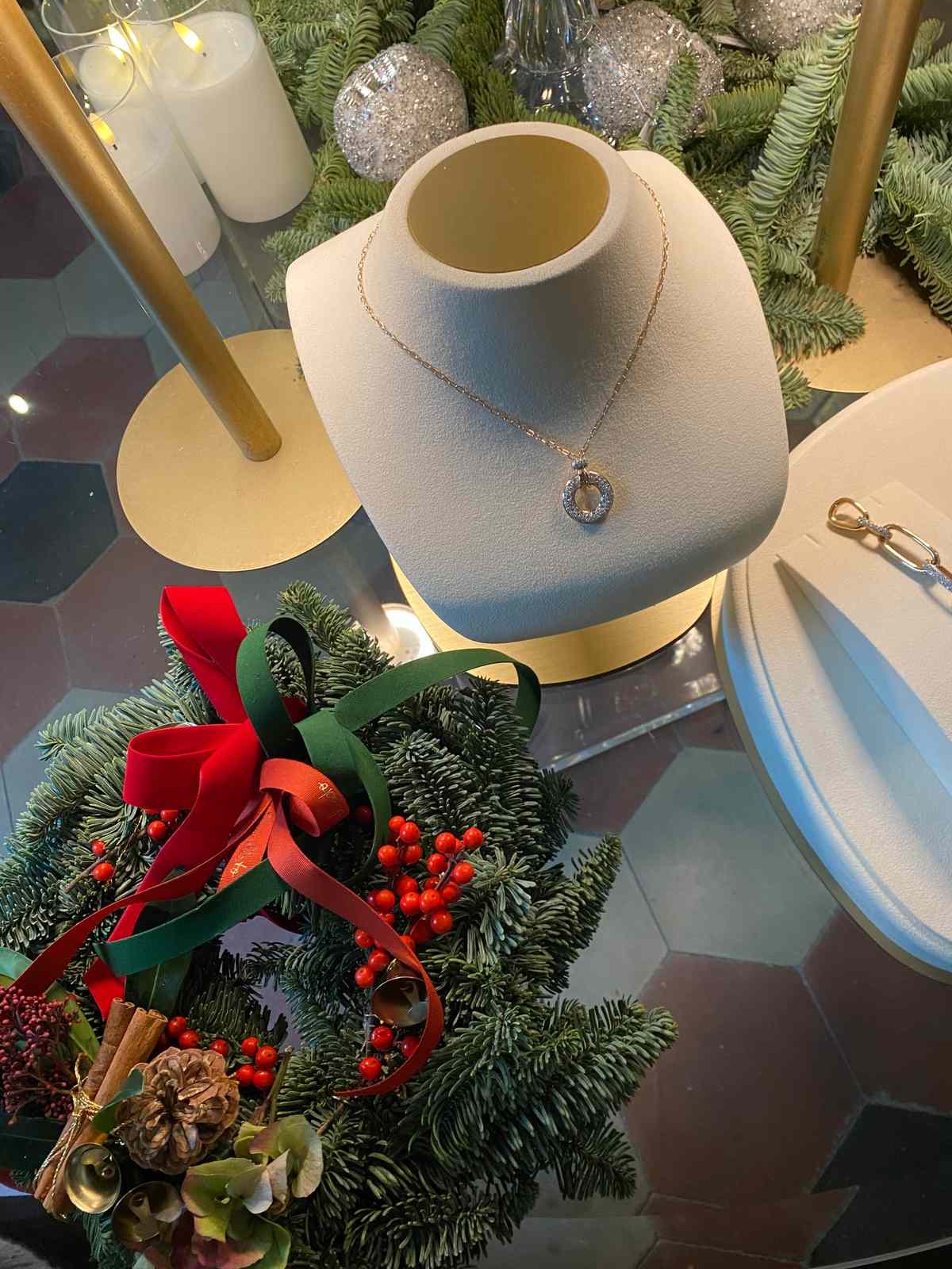 Collana Pomellato in un allestimento natalizio